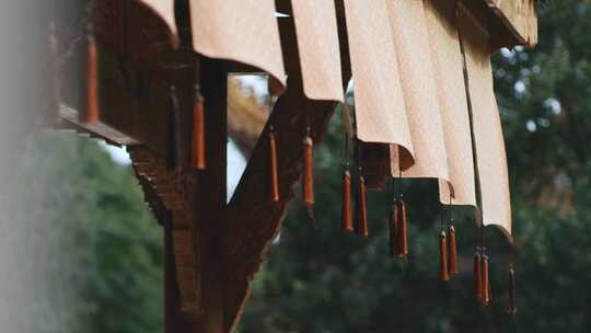 风吹古建筑寺庙内的风帘佛帘放空情绪视频素材模板下载