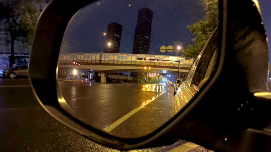 雨中夜晚，透过后视镜的公路