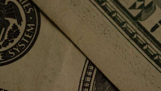 美国鹰盾背景上美国纸币的旋转镜头-MONEY 0425