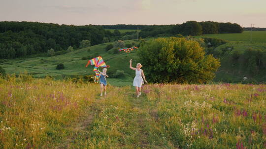 快乐的妈妈和女儿在一个风景区里放风筝