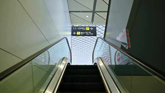 机场自动扶梯电梯行驶坐电梯视频素材模板下载