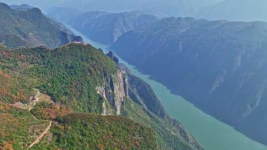 大气航拍巫峡红叶