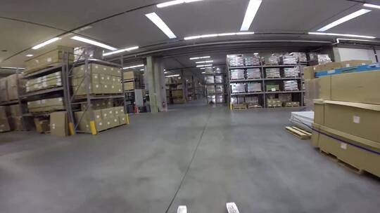 高速Pov拍摄在一个大型仓库里穿梭