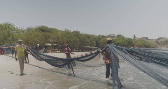 渔民在海滩收渔网
