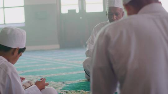 穆斯林主教在清真寺授课视频素材模板下载