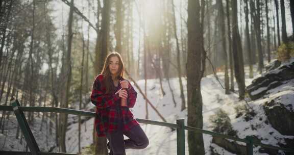 女人，雪，徒步旅行，格子衬衫