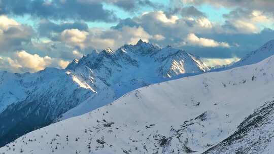 航拍雪山日照金山