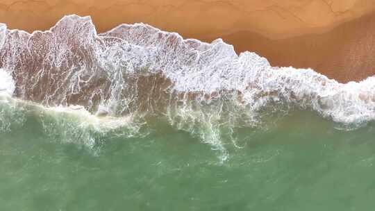 海浪沙滩海浪拍打沙滩航拍