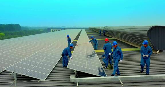 屋顶上安装太阳能电池板的工人