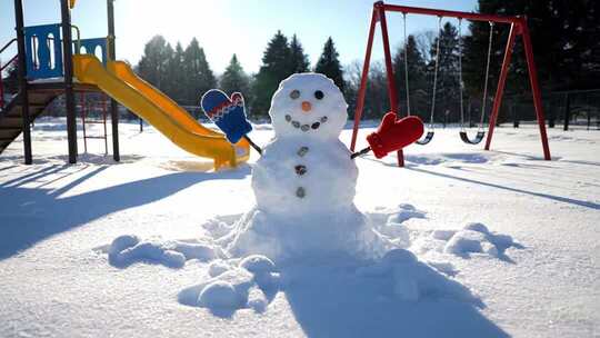 公园雪地中的雪人及游乐设施