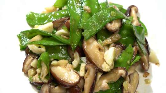健康营养素炒菜香菇荷兰豆烹饪过程