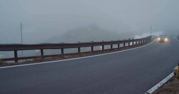 迷雾天气汽车在高速公路上行驶