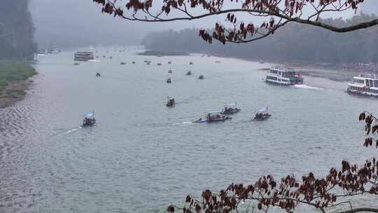 桂林漓江烟雨朦胧游客游船