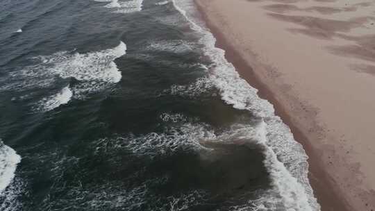 航拍海岸沙滩海浪拍打沙滩海水海边海面