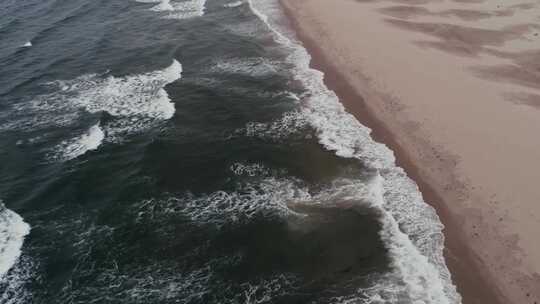 航拍海岸沙滩海浪拍打沙滩海水海边海面视频素材模板下载