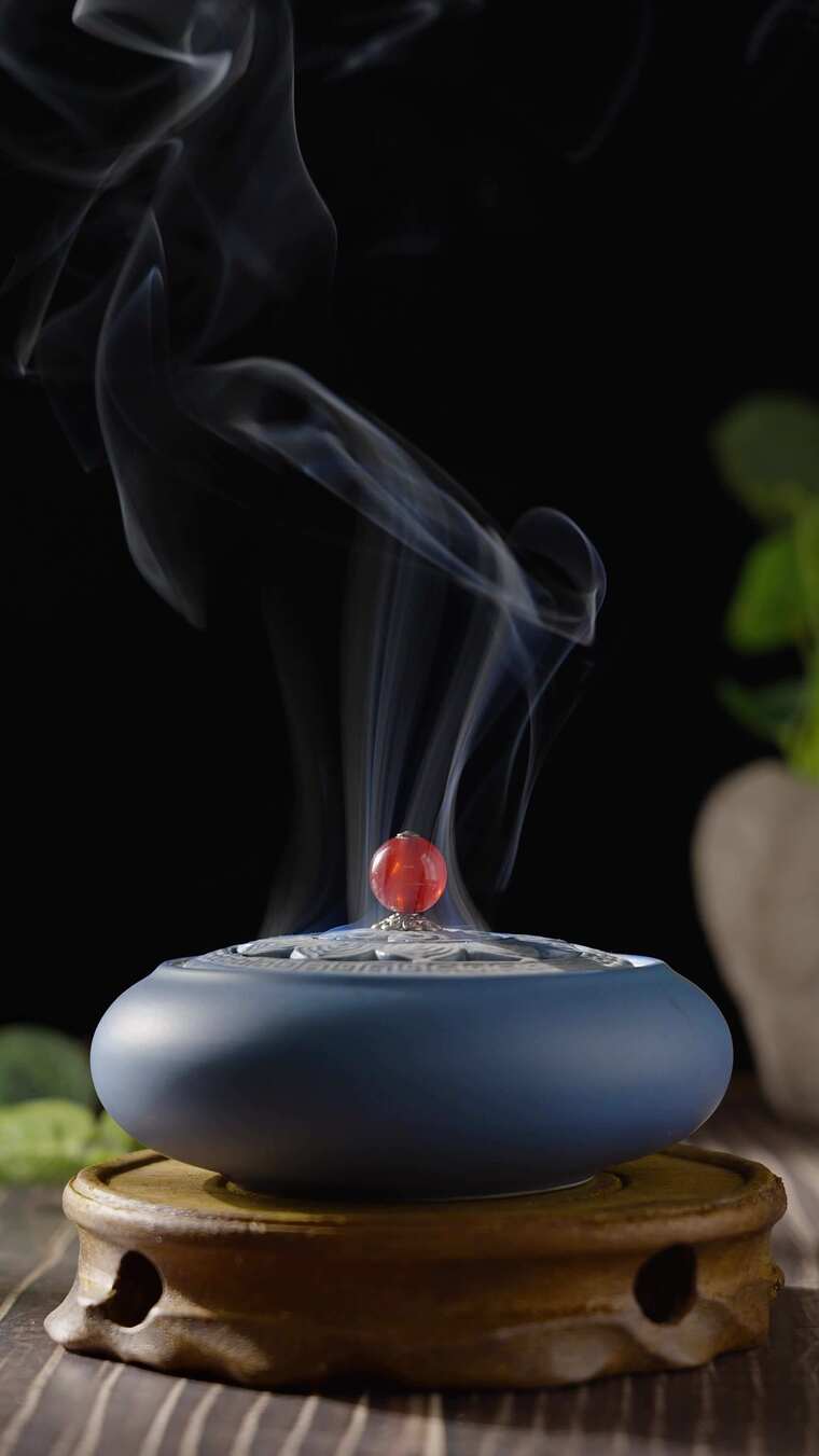 香炉焚香升起的青烟