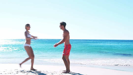 情侣在沙滩旋转拥抱