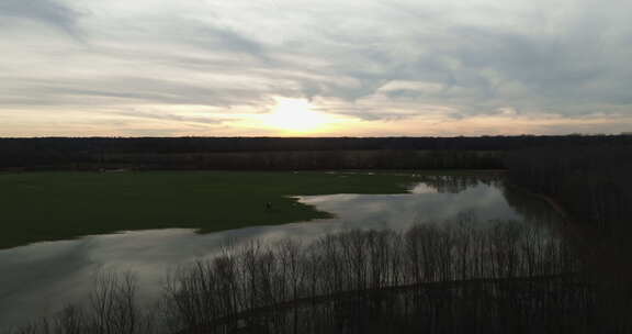 田纳西州洛萨哈奇公园上空的日落，反光的水