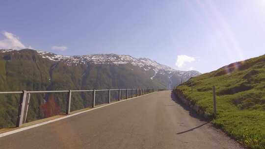 在瑞士阿尔卑斯山的全景公路上行驶。第一人称观点