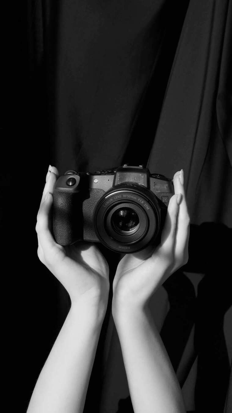 手持数码单反相机的人