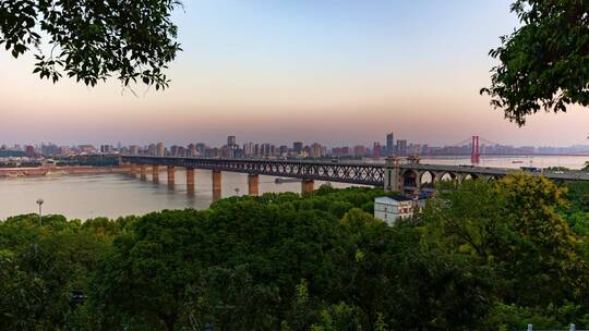 武汉长江大桥日转夜延时摄影