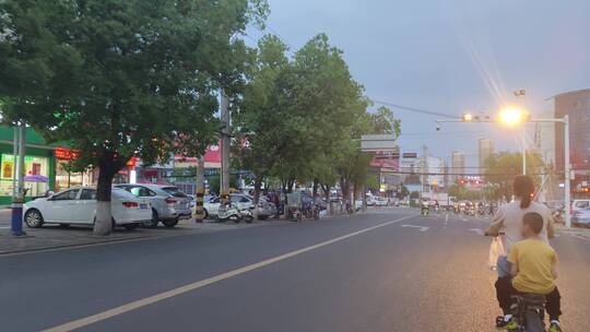 夜晚街头车辆交通路上行人