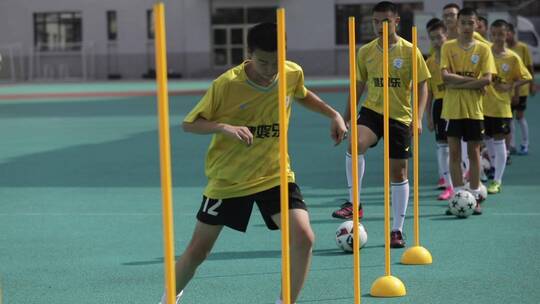 青少年足球训练 校队体育活动足球课训练视频素材模板下载
