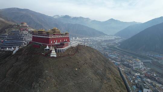 青海玉树市嘎结古寺城市航拍景观