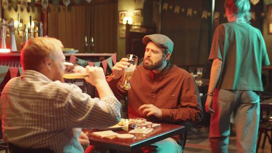 两个男子聚会喝酒视频素材模板下载
