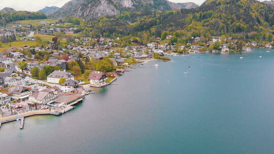 阿尔卑斯山下的山村和湖泊风景鸟瞰图