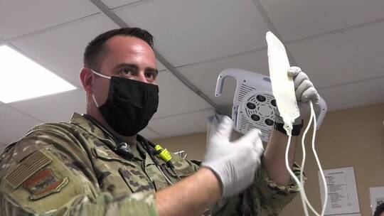蒙面332航空远征联队医疗队飞行员在冠状病毒大流行期间的输血训练视频素材模板下载