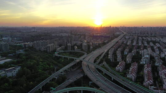 清晨日出阳光下的立交桥