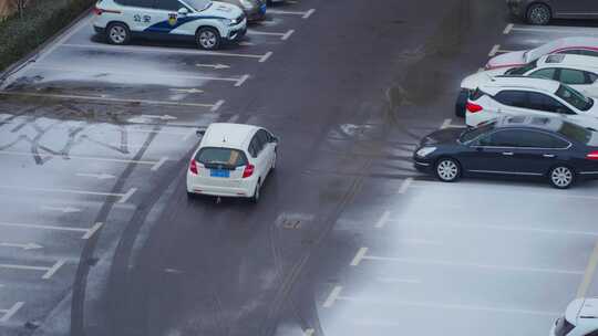 雪地上缓慢行驶的汽车