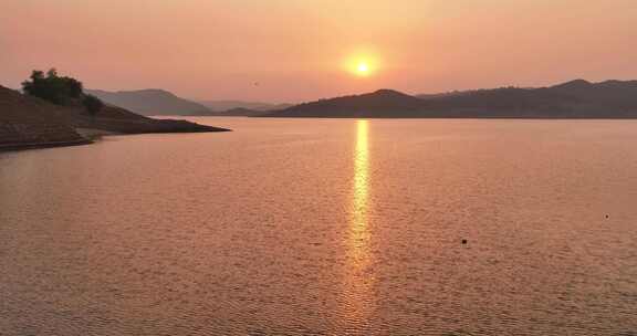 夕阳下波光粼粼的湖面