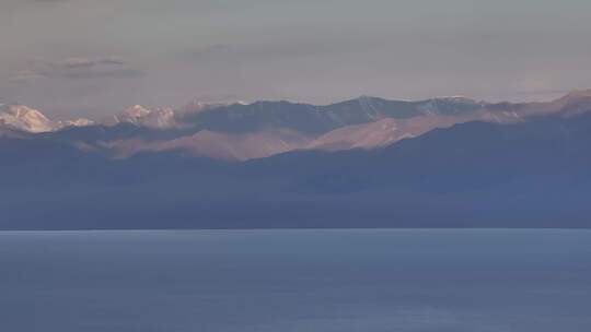 赛里木湖清晨朝霞