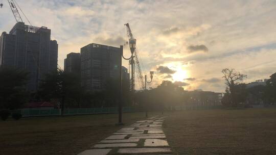 落日余晖中的城市绿地视频素材模板下载