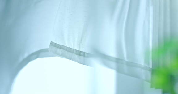 飘动的白色窗帘