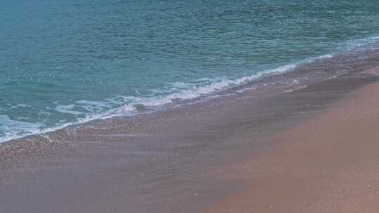 海浪海水拍打海边礁石堤坝