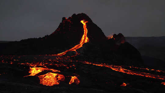 火山爆发夜景