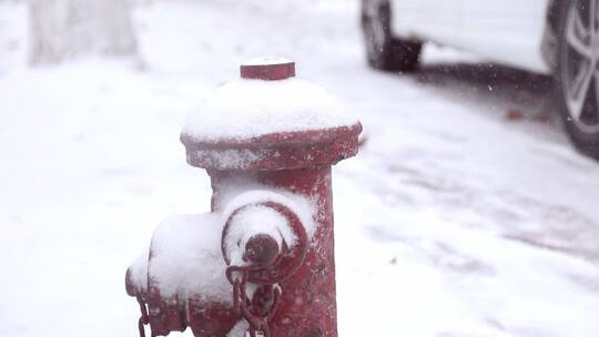 雪花飘在路边红色消防栓上