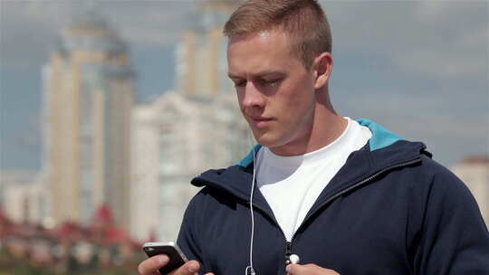 男运动员组织他的跑步播放列表