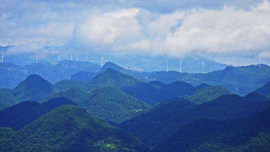 高山森林风车蓝天白云