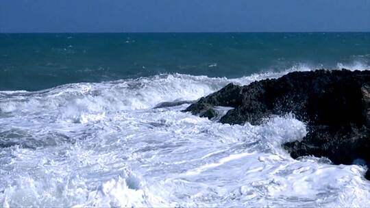 海浪冲击海岸的岩石