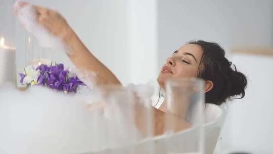 美女在浴缸泡澡视频素材模板下载