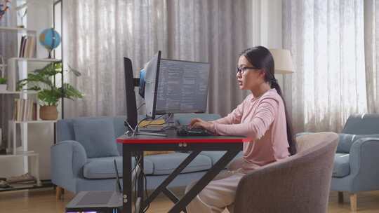女程序员在开发应用程序时背痛视频素材模板下载