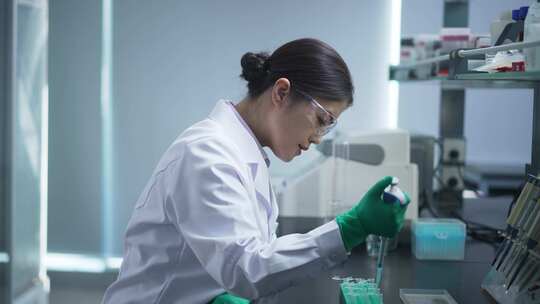 女性科学家在生化实验室做科研试验