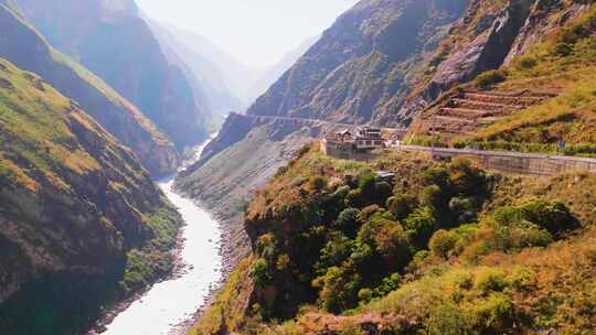 香格里拉虎跳峡金沙江大峡谷