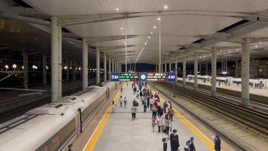 德阳站火车站站台人流背包的人1高清在线视频素材下载