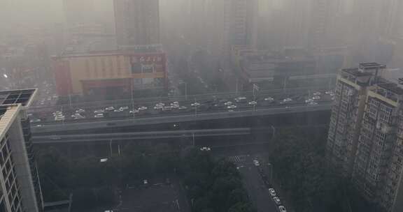 夏天大暴雨俯瞰城市高架桥车流