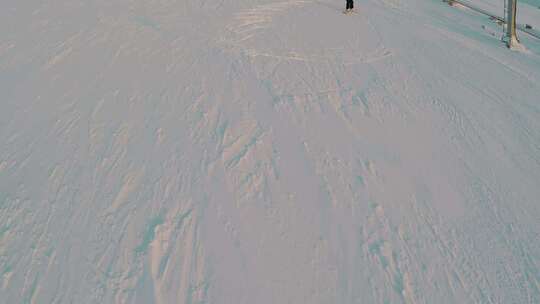 人们在斜坡上滑雪和单板滑雪